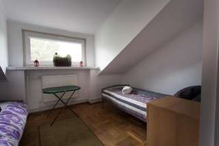 Проживание в семье Rent0nline Brwinow Rooms Brwinów Небольшой двухместный номер с 2 отдельными кроватями - №3-11